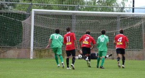 Momento en que Yeray le para el penalti al Poblense. Foto Sergio Sanz