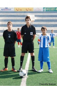 El arbitro con los capitanes del partido