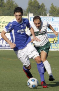 Carlos Fernández durante el encuentro jugado ante el Poblense.  MOISÉS COPA