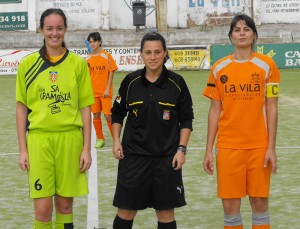 El arbitro con las capitanas del partido