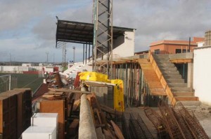 Vestuarios. Son dos de nueva creación construidos junto a la tribuna con acceso a unas oficinas.