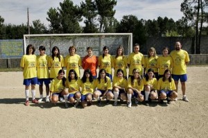 Foto del condado de Orense equipo Femenino de amarillo y en campo de tierra, casualidad?