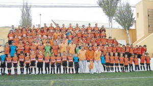 El club josepí cuenta con 114 jugadores, repartidos en ocho equipos y una escuela de iniciación, posaron en el campo municipal donde juegan sus partidos.  LUIS HERRERA