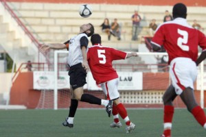 El deportivista Censi (d) pugna por el balón con un jugador ´josepí´.  V. MARÍ