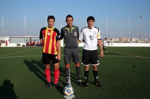 El arbitro con los capitanes del partido