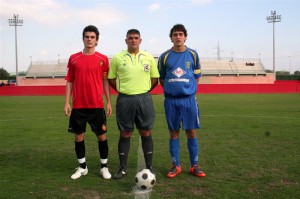 Colegiado del partido con los capitanes