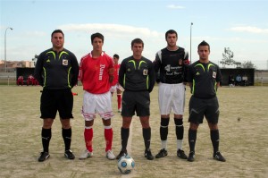 El trio arbitral con los capitanes