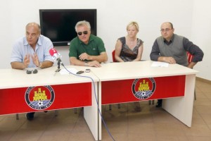 Antonio Stiná, Roberto Tancredi, Tiziana Schipani y el traductor del club en la presentación del director deportivo.  MOISÉS COPA