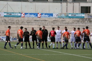 Los equipos saludandose antes del partido