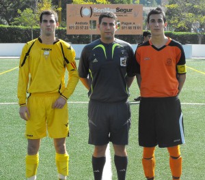 El colegiado con los capitanes del partido