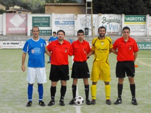 El trío arbitral con los capitanes del encuentro