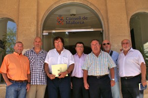 Miguel Bestard con los representantes del Fútbol base en el Consell