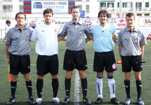 Trío arbitral con los capitanes del partido