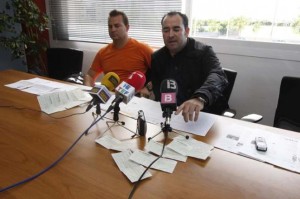 Sergio Tortosa (d) y Daniel Ferrer, durante la rueda de prensa ofrecida ayer en el Patronato Municipal de Deportes de Ibiza.  MOISES COPA