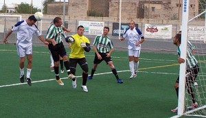 Un jugador del Cafetería Tramuntana remata de cabeza en un córner ante el Zarza-Yegen. Foto: Fotoprens