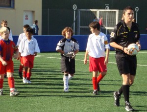 El colegiado saliendo al campo con los equipos