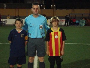 El colegiado con los capitanes del partido