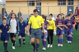 El colegiado del partido con los equipos