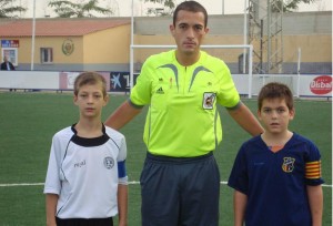 El Colegiado con los capitanes del partido