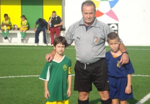 El colegiado con los capitanes del partido