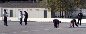 Los jugadores del Puigpunyent limpiando el campo