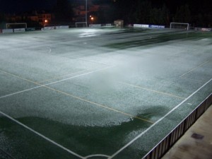 El campo del Xilvar con un manto blanco de granizo.