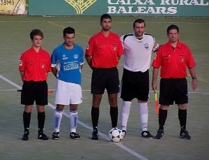 El trio arbitral con los Capitanes