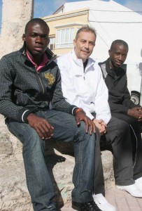 Leuko y Essomba. Los dos cameruneses con el técnico Tudurí 