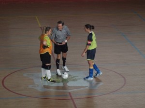 El colegiado con los capitanes del partido