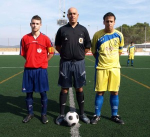 El colegiado con los capitanes del partido