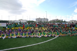 Los integrantes de las plantillas posando en grupo para la foto.