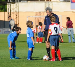 El colegiado con los capitanes del partido