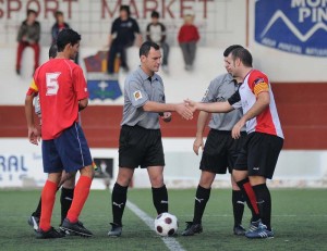 El trío arbitral con los capitanes del encuentro