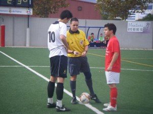 El colegiado con los capitanes del encuentro