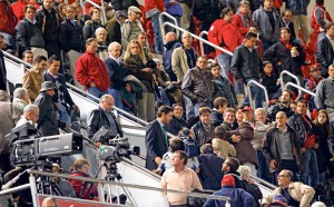 El propietario Mateu Alemany abandona el palco de Son Moix tras la finalización de la primera mitad del partido.  Foto: B. Ramon