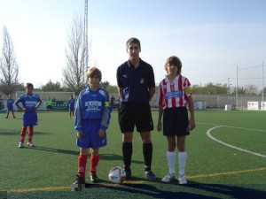 El Arbitro con los capìtanes del partido