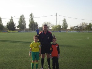 El colegiado con los capitanes del partido