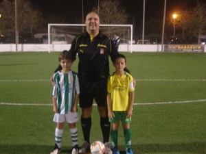 El arbitro con los capitanes del partido