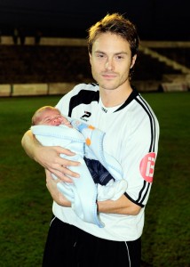 Lucas con su hijo en el nou Camp de Inca