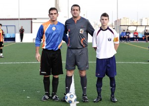 El colegiado con los capitanes del partido