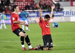 Uno de los dos goles de Castro. Foto O. Quetglas