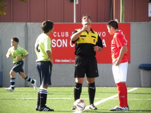 El colegiado con los Capitanes