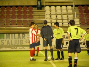 El arbitro con los capitanes