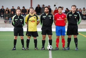 El colegiado con los capitanes del partido