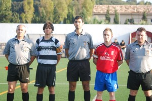 El trio arbitral con los capitanes del partido