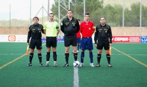 El trio arbitral con los capitanes del partido