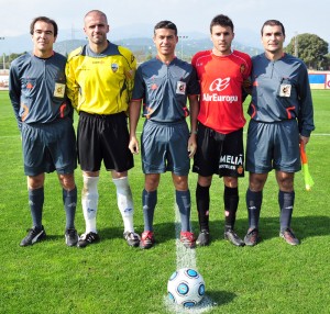 El trio arbitral con los capitanes del encuentro