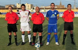 El colegiado con los capitanes del partido