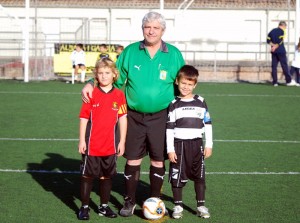 El colegiado con los capitanes del partido