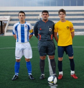 El colegiado con los capitanes del partido